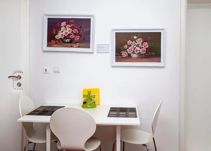 55 & 54 Stairs Apartman *